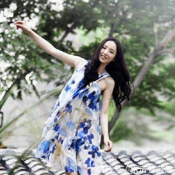 厉害了，董璇靠着上衣“遮羞”撑起这件衣服，要是掉了就尴尬了