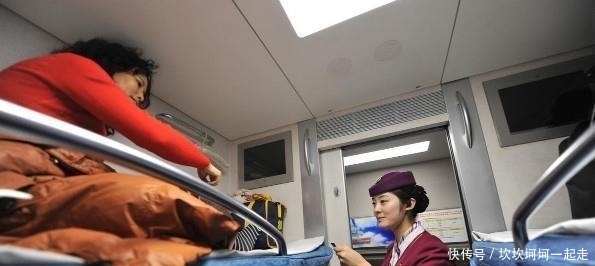  「窗帘」为什么晚上坐火车时，乘务员会将车厢内的窗帘关上？看