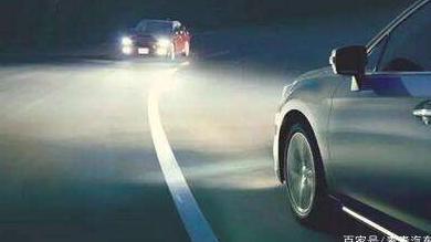 开车时，遇到对方司机开远光怎么办呢？老司机：这招解气又解恨！