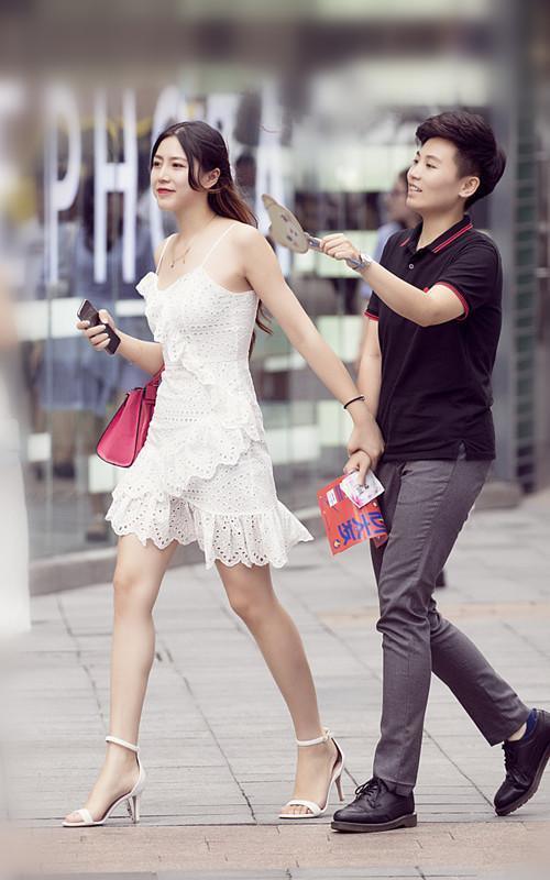 街拍 漂亮的美女为何总是喜欢低头看手机 看一眼都好难了