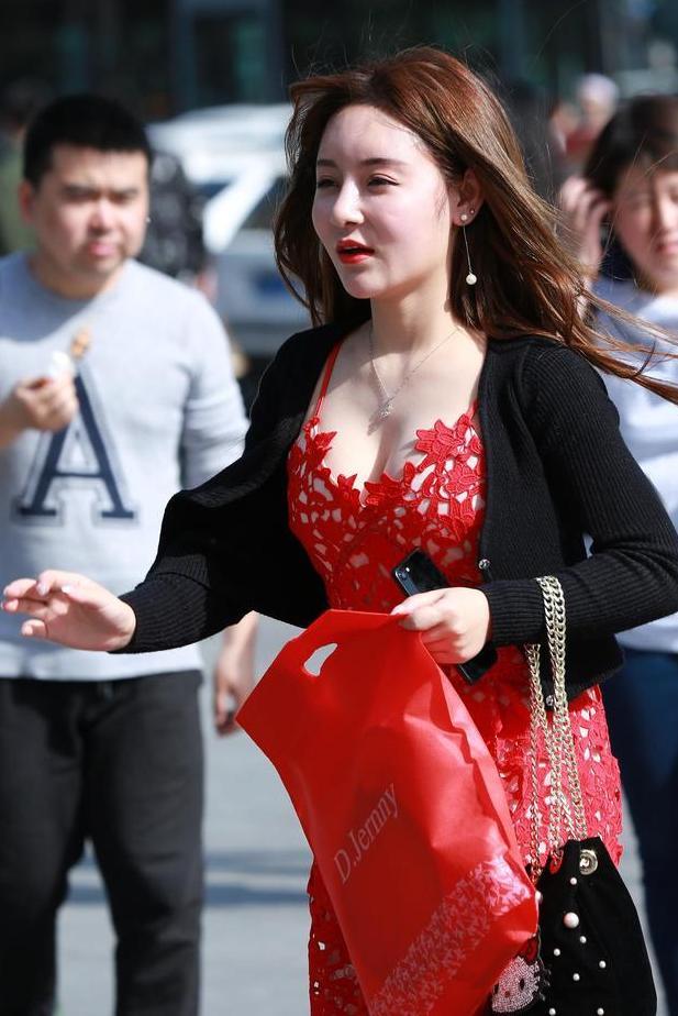 街拍：一身红裙美女性感撩人！网友：主要是裙子上有窟窿