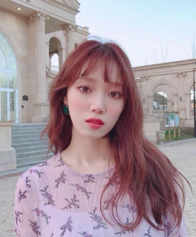 李圣经新造型花卉刺绣连衣短裙现身印尼，网友：这裙也就欧尼能搭