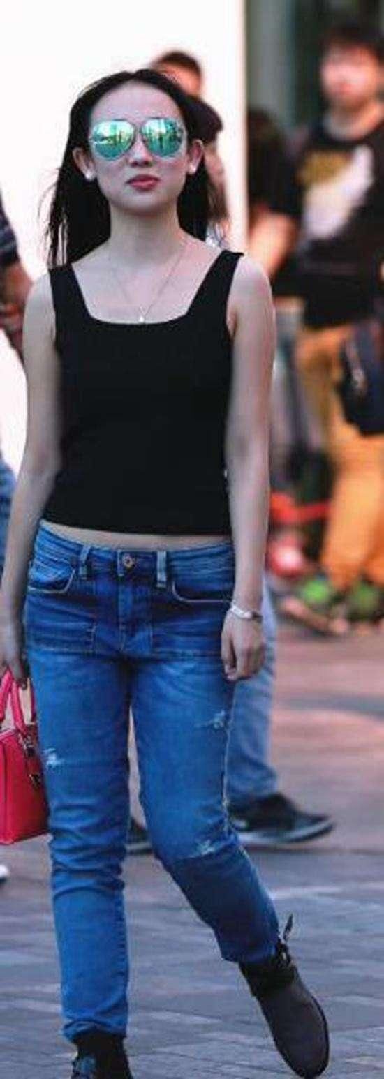 街拍: 纯白的吊带上衣,好短的牛仔短裤,白皙修长的美腿,真美!