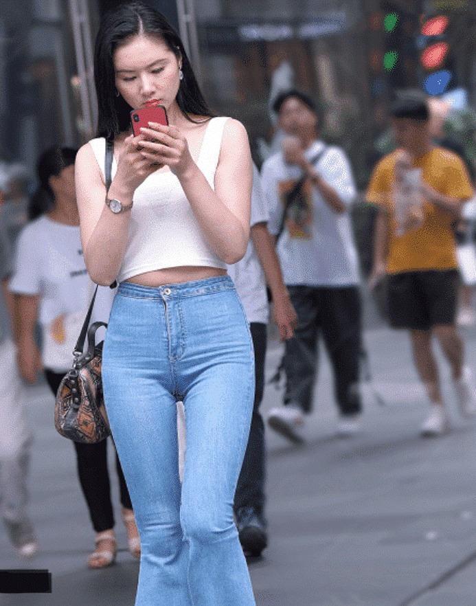  「气质」街拍：牛仔裤好像有点大，但是适合微胖的小姐姐！