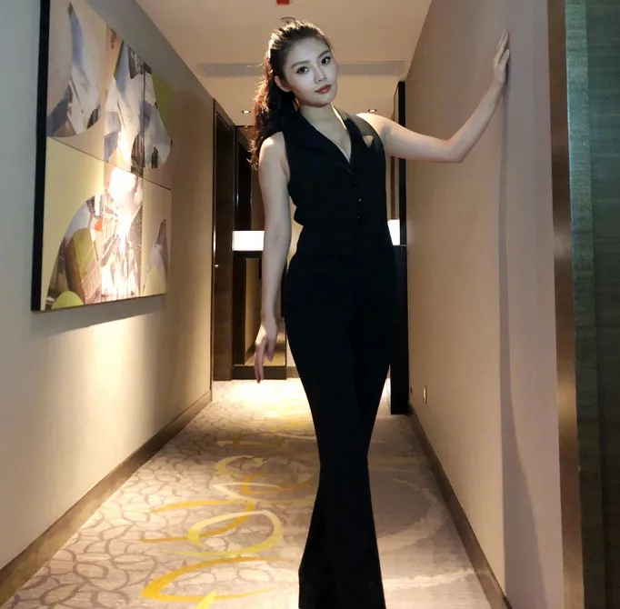 大嫂徐冬冬都瘦得见骨了,撩衣炫腹却炫出尴尬,小蛮腰一言难尽