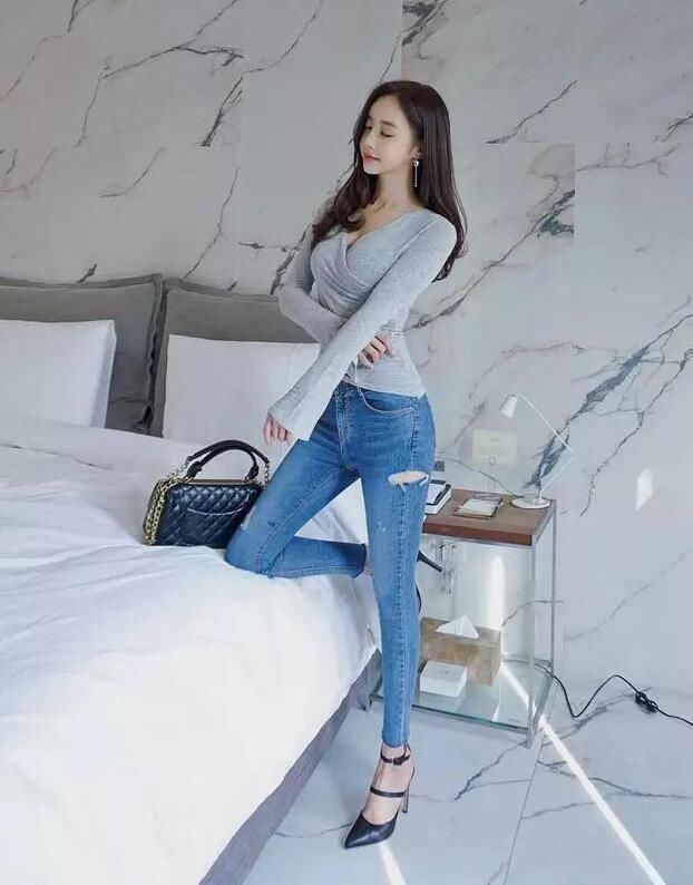 曼妙妩媚的牛仔裤美女，秀出青春活力范，特别吸引人