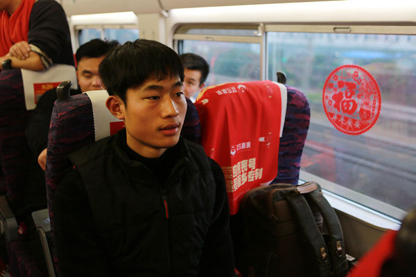  「专列」春运高铁专列送快递小哥回家