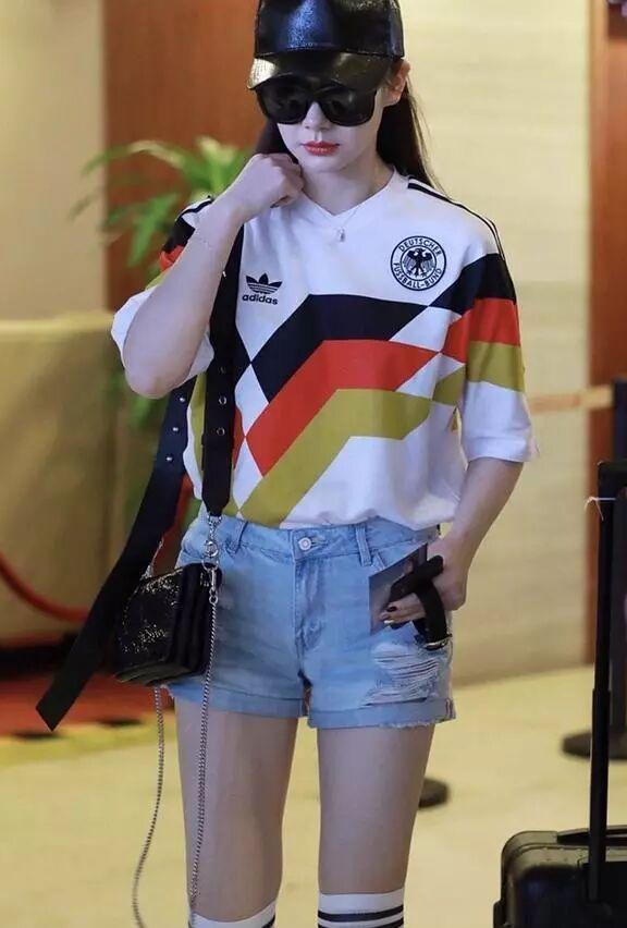 33岁戚薇厉害了，这么紧的“运动袜”硬要穿，网友：赘肉都出来了