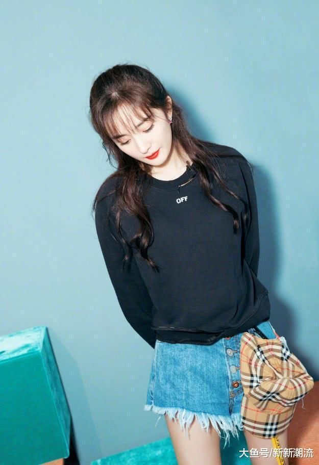 杨幂棒球帽别腰上玩，可脚上老爹鞋也太丑了，不怕吓到小糯米吗?