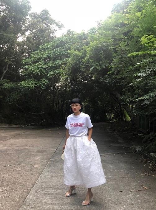 44岁徐濠萦穿8cm高跟鞋，只靠大脚趾“勾”着，这裤子是要起飞？