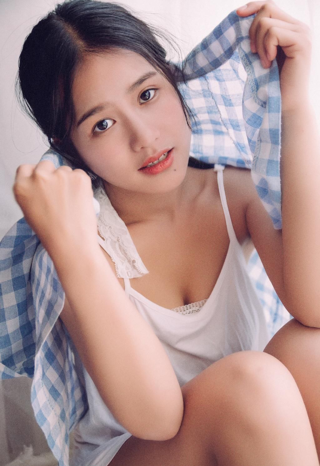 睡衣美女白色吊带低胸爆乳美女图片