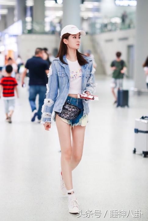 机场秀被群嘲？与颜值无关，只怪腿太短，吴昕邓紫棋沈月太难拯救