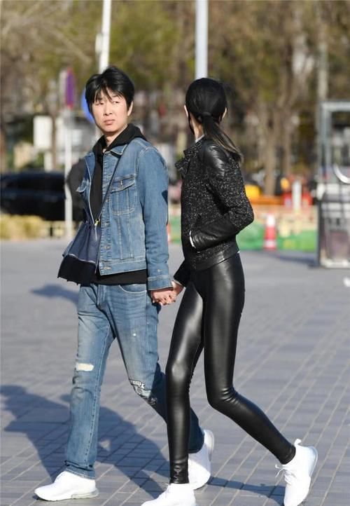 【自信】紧身皮裤显身材曲线,也是对自己自信的表现,搭配高跟鞋更显气质