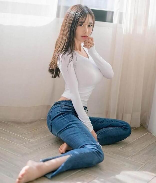 凹凸明显的牛仔裤姑娘,尽显曼妙身姿,养眼又上镜!
