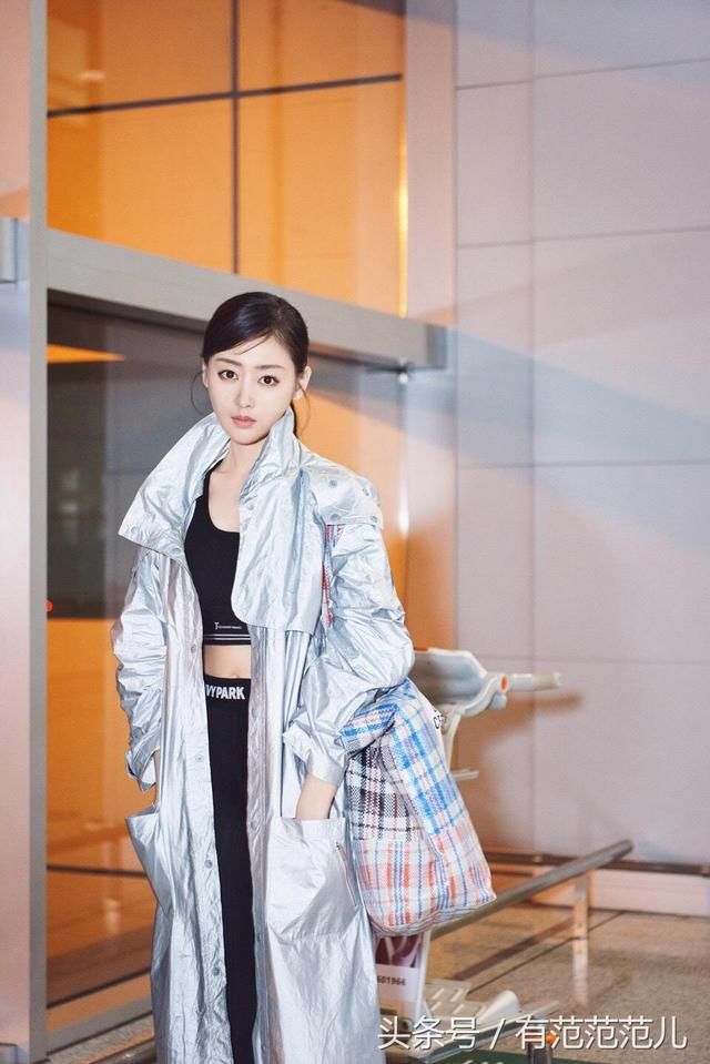 张天爱直接穿运动背心出门，惹得大叔频回头，网友：这腰可出道了