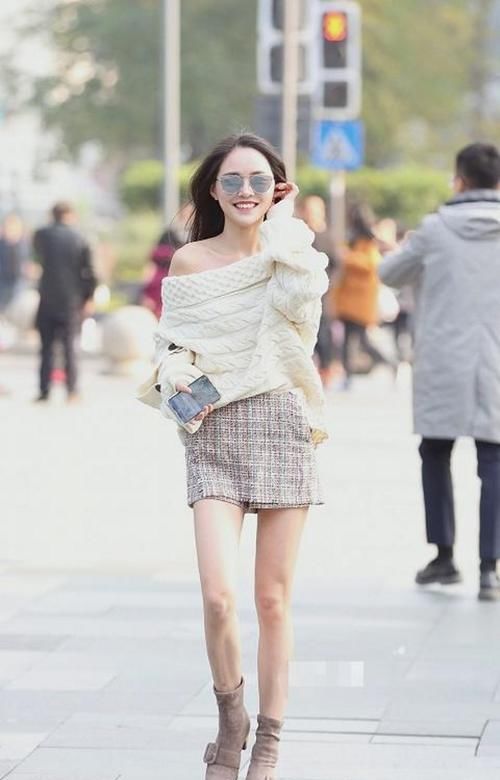  「搭配」路人街拍，姑娘脚踩黑色短靴，一身搭配很显年轻也很显温柔