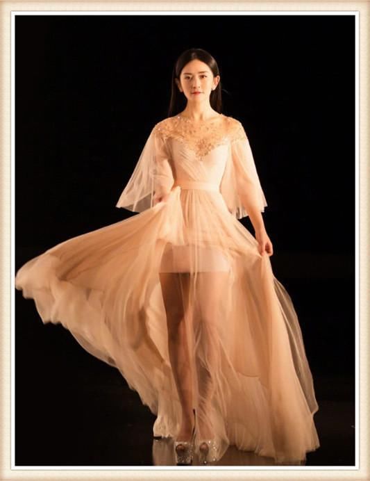 谢娜瘦到身材巅峰！蝴蝶背都出来了，网友：比当妈之前还苗条？