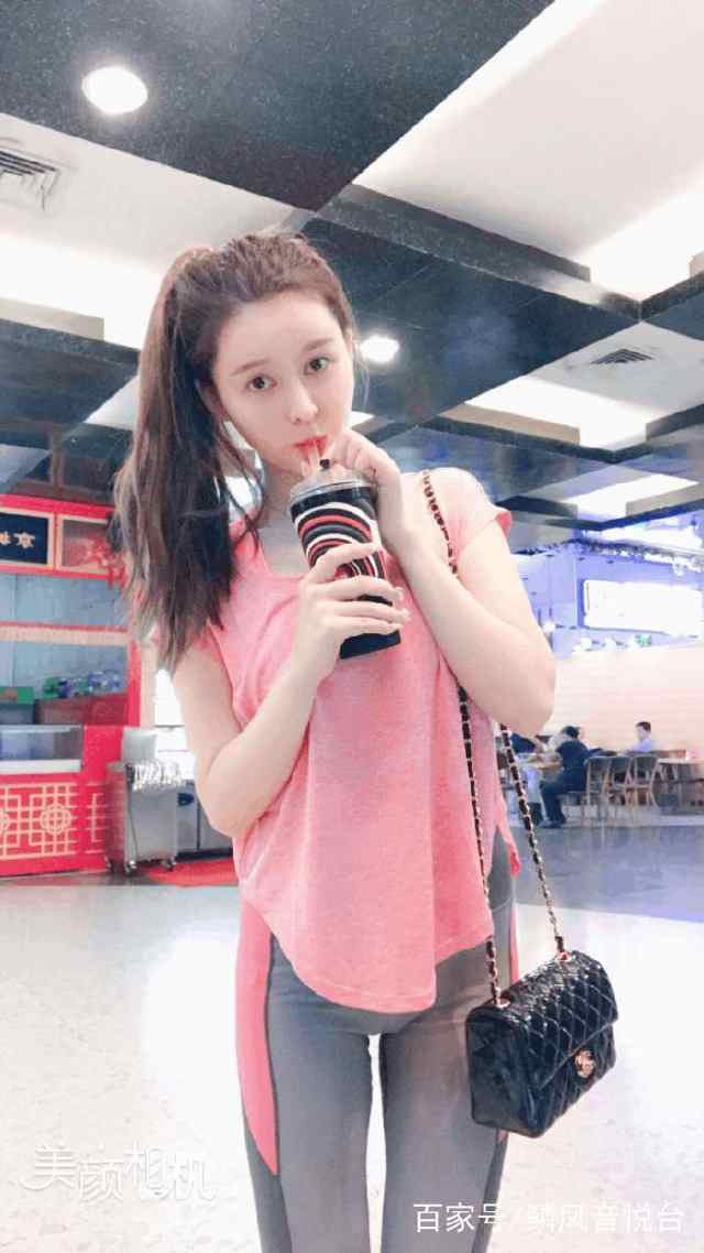 路人街拍：小姐姐一身瑜伽紧身服，将身材勾勒得凹凸有致