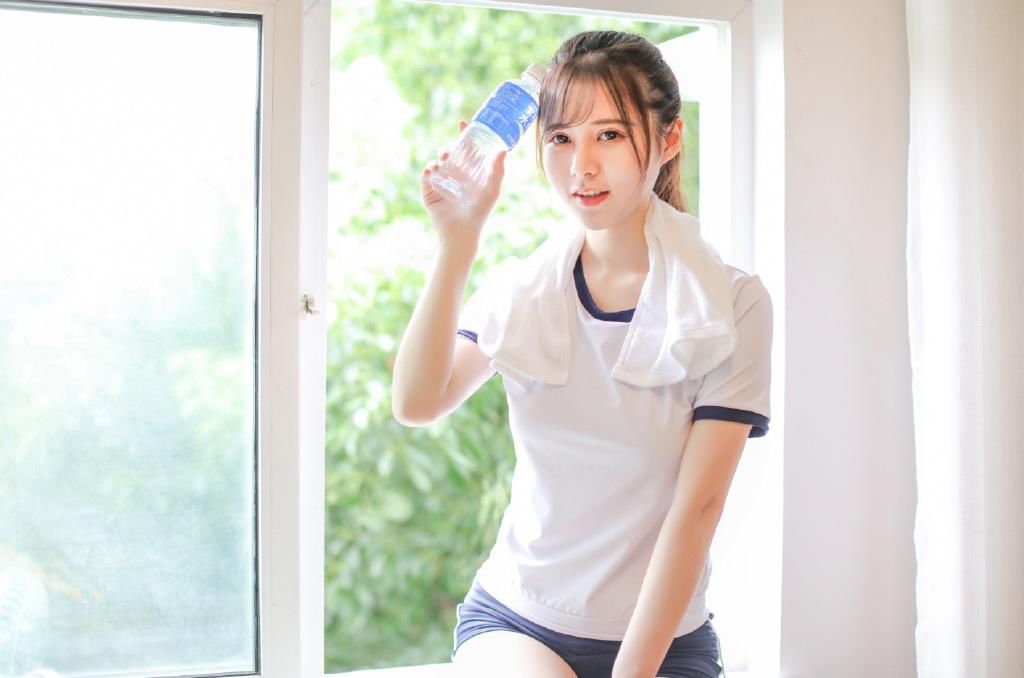 教室美女紧身运动服美腿性感写真