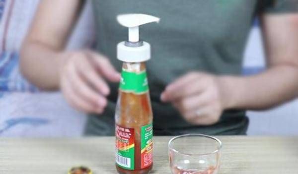  『轻松』倒番茄酱真是太费劲，那是你没用对方法，教你简单两招轻松实用