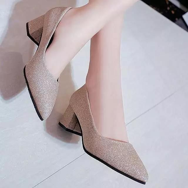 穿上尖头高跟鞋立马展现出气场和优雅