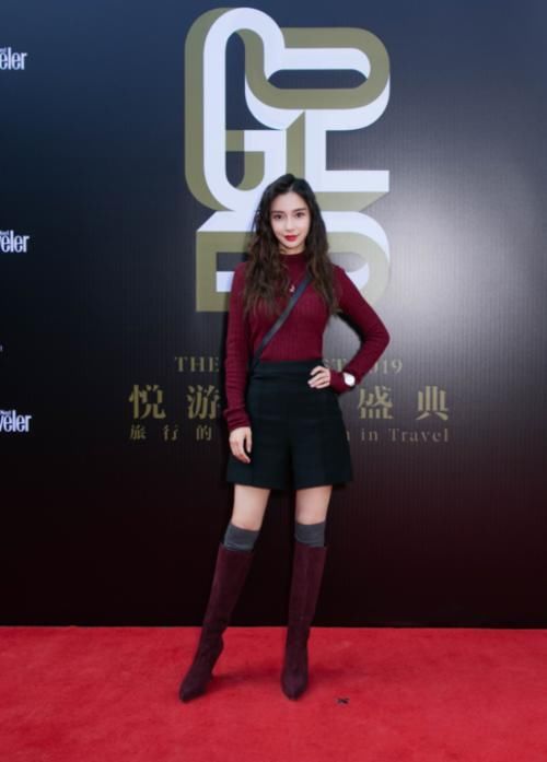 『 杨颖』不料却意外显腿长，真服了31岁杨颖！穿丝袜故意往下扯一点