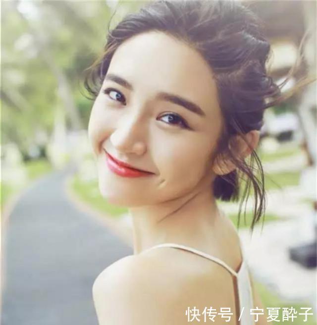  【女生】最受男生欢迎的女生，脸上都有这些“特征”，第一个不是很常见
