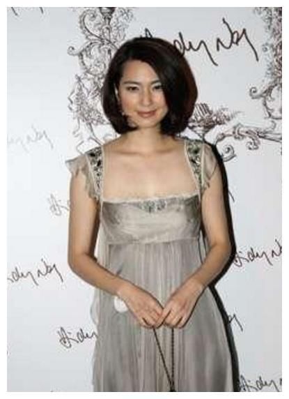 洪欣豁出去了，衣服全靠两根线绑着，网友：47岁却活得像27岁