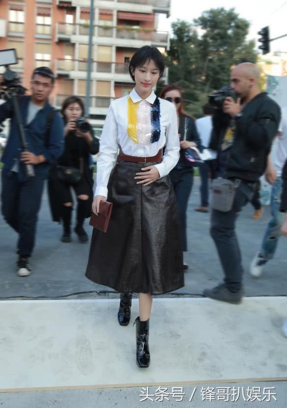 张俪在好好的衣服上围着一张口水巾，都34岁了还要强行装嫩!