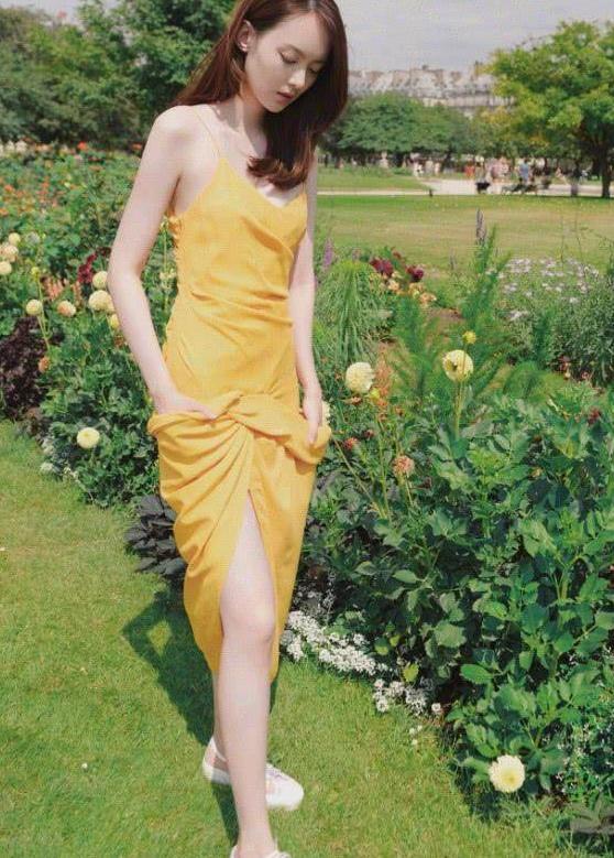 杨之楹拉起裙摆缝出了两个口袋，还随随便便穿出了初恋的感觉！