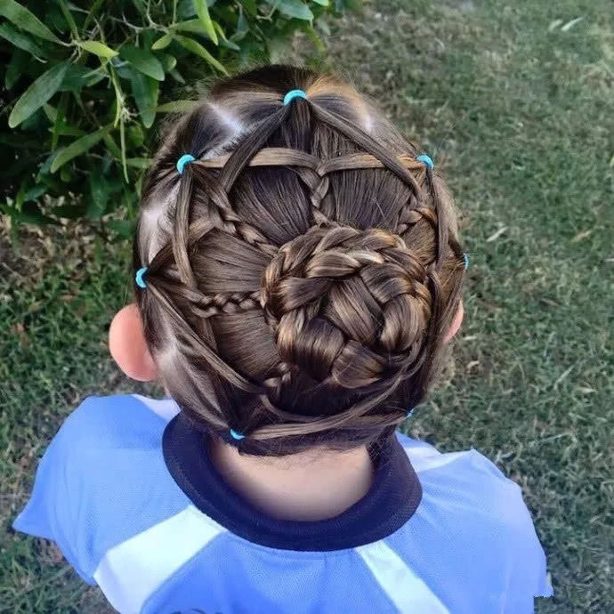 外国小女孩因发型走红网络，妈妈一周给孩子换7次发型!美翻了