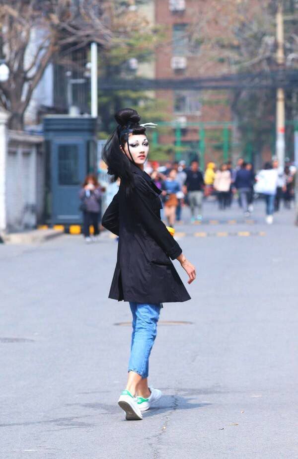 北京三里屯时尚街拍，看看雨后夏季行走在大街上的那些美女