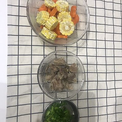 胡萝卜:胡萝卜玉米排骨汤