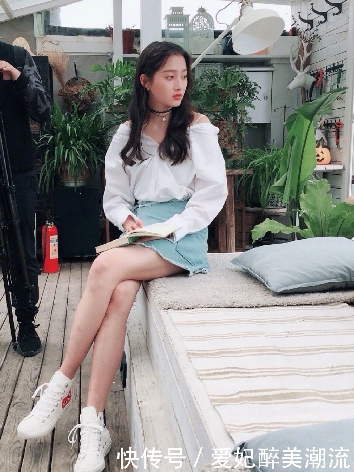 身高172的关晓彤，一旦秀起腿来挡都挡不住，裙子都提到胸了！