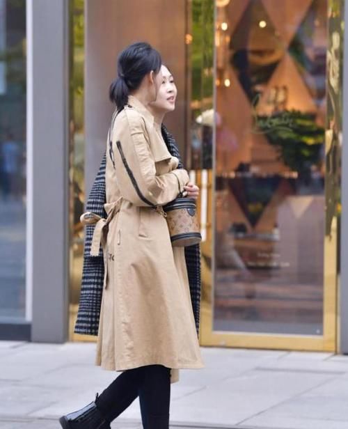  #蓝色#街拍：身材高挑的美女，一件蓝色衬衫配黑色短裙，时尚魅力气质范