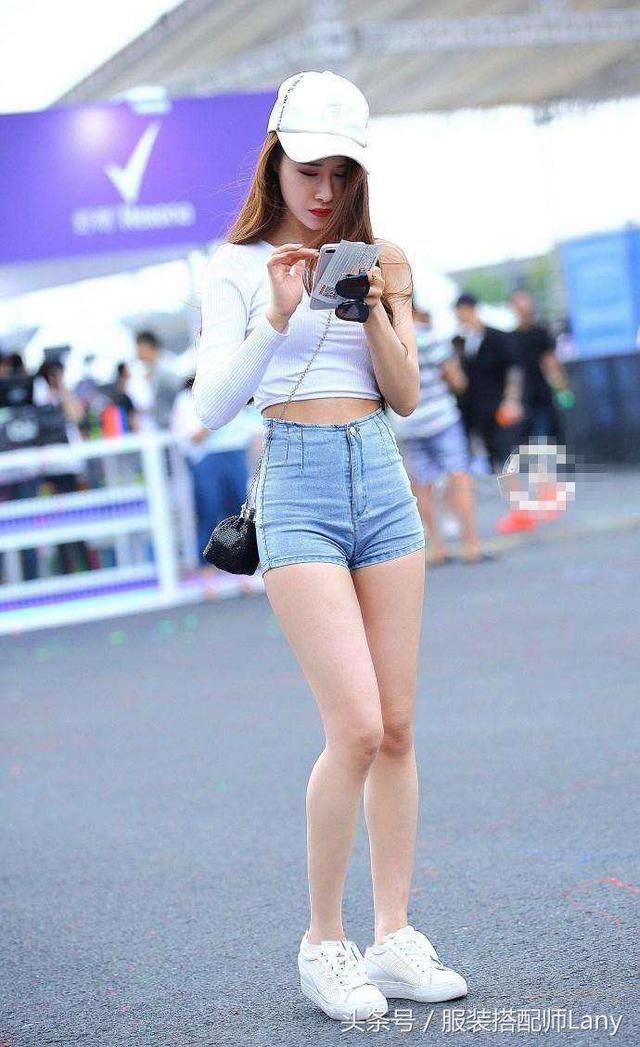 素人街拍：轻熟风展现御姐风范，超短裤尽显白皙美腿