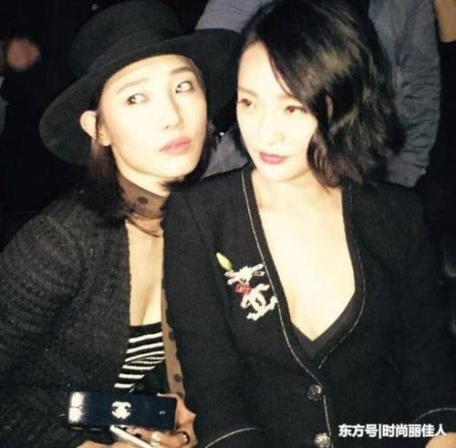 33岁白百何同框43岁周迅，网友：女神和女人的差距一目了然!