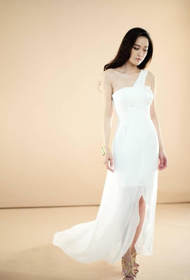 陈乔恩穿抹胸薄纱裙，上身勒得好紧，网友:这身材简直在拉仇恨!