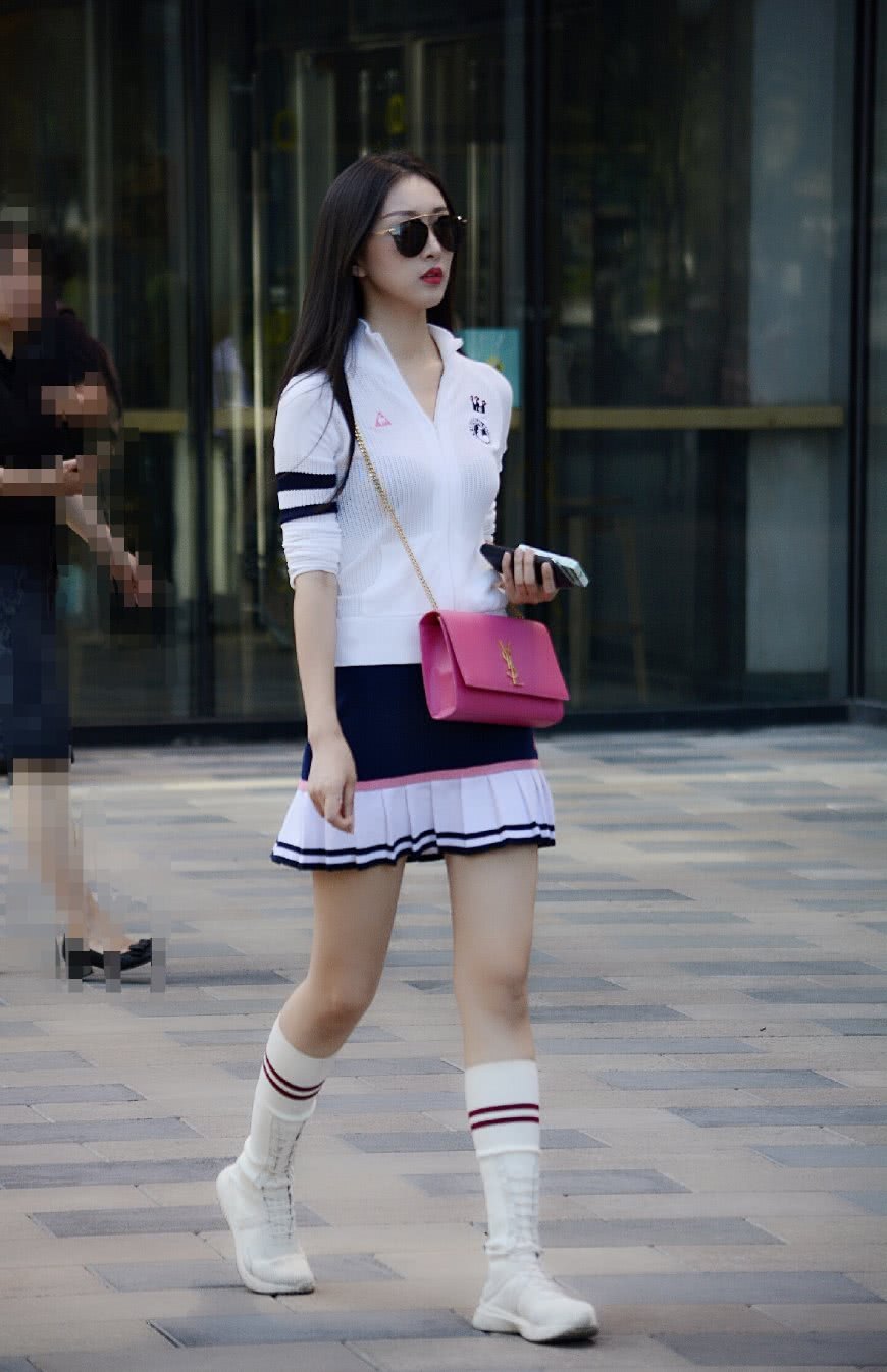 北京街拍:女孩们不同的穿搭呈现出不一样的美