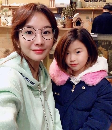 健身辣妈爱打扮,一条紧身长裙,衬出傲人曲线