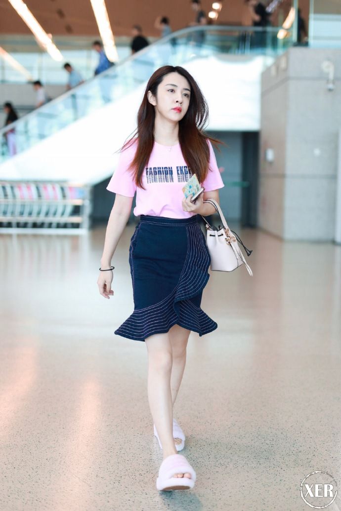 王晓晨穿粉色T恤搭配黑色荷叶边半身裙现身机场，少女感十足