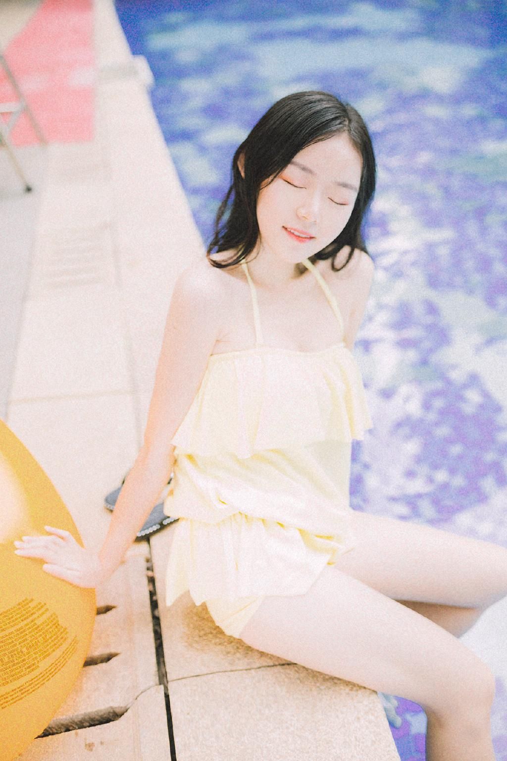 性感泳装美女夏日胶片写真图片