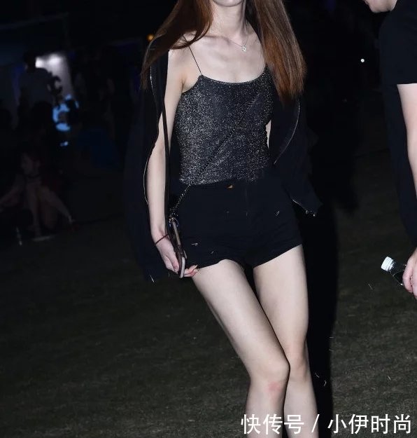 气质小姐姐大胆穿着秀身材，表情羞涩，笑起来让人沉醉