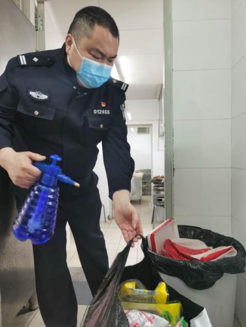  #回家#图片故事 | 疫情不除 绝不回家——记北京站派出所“炊事班长”王力