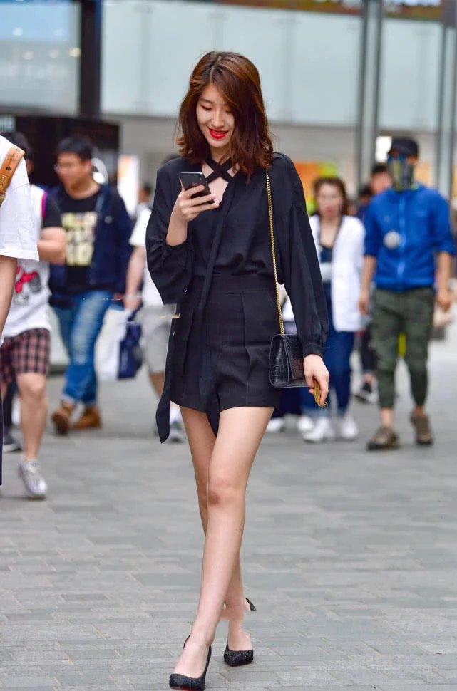 苗条小姐姐短裤搭配高跟鞋小女人味儿十足，旁边的弟弟忍不住偷看