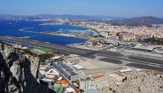 世界上最奇怪的机场,还设有红绿灯,飞机起飞前还得等红灯