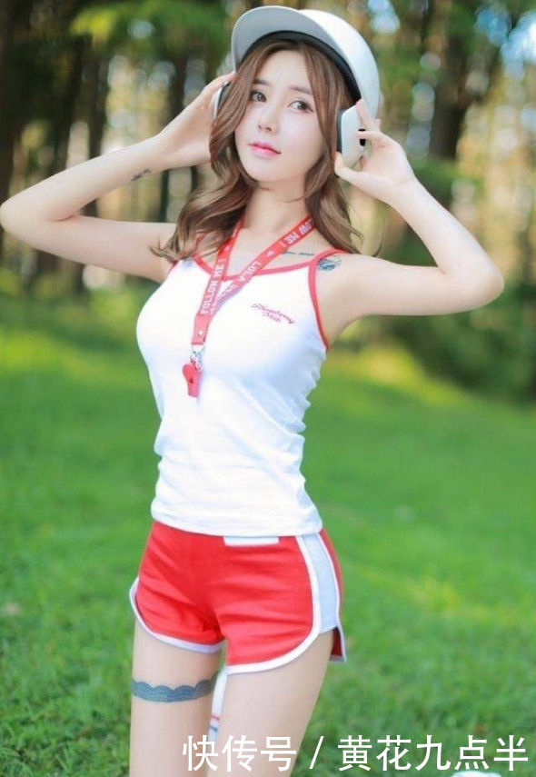 『低调』棒球女神有韵味,时尚服装秀轻盈姿态,想低调点都不行