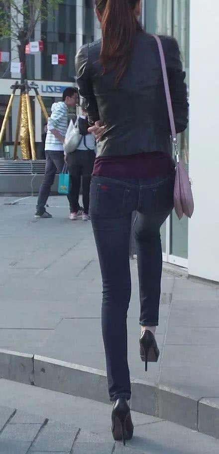 黑色牛仔翘臀小姐姐，紧身穿搭尽显完美S曲线，浑身散发着自信的