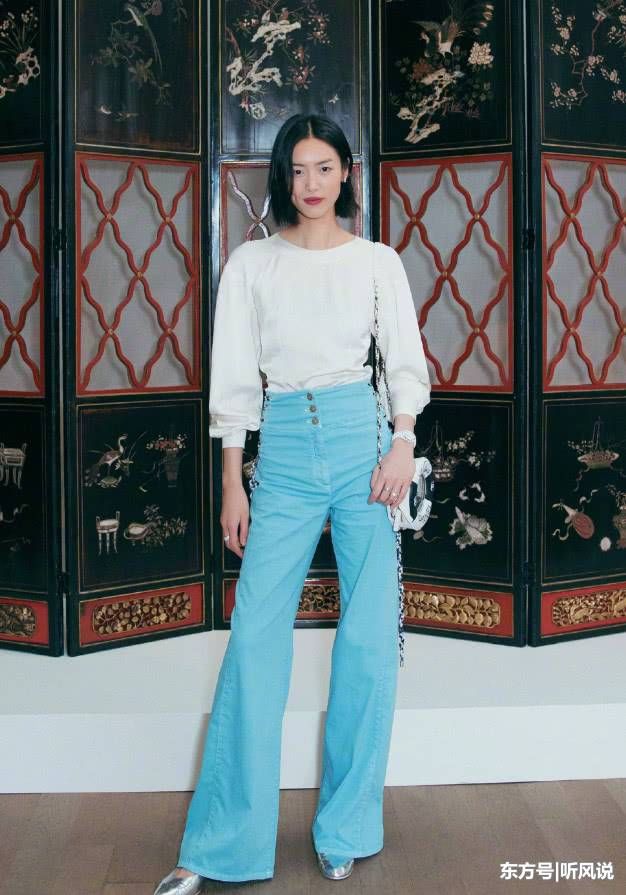 刘雯穿“胶带”鞋复古又高级，脚后跟挤出来了，穿得再美也尴尬!