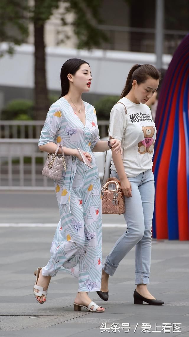 路人街拍，同色裙子和鞋子之间隔着一双美腿，整体高级性感